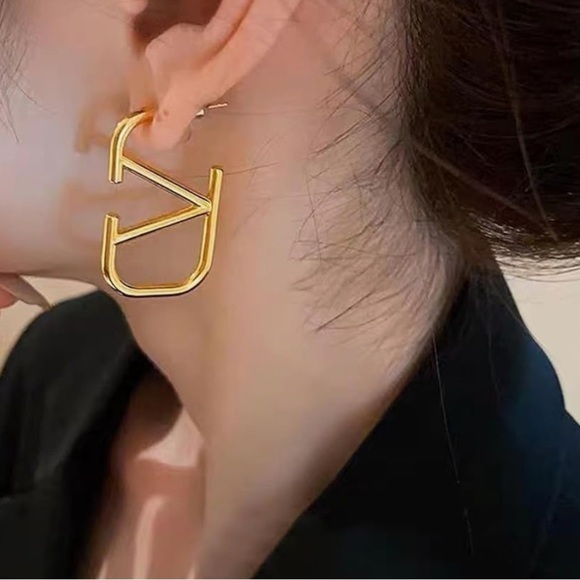 Larger size Luxury style V shaped rectangular hoop earrings hypoallergenic - Picture 2 of 6